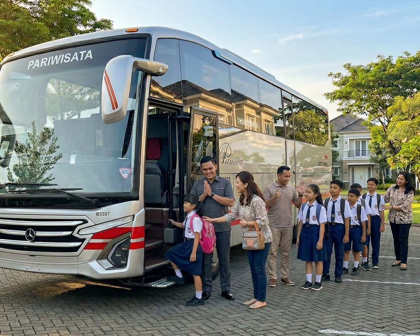 Rombongan pelajar naik bus pariwisata