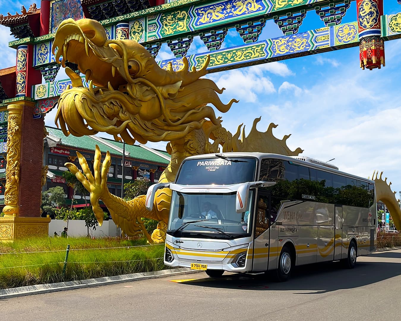 Bus WEHA One di gerbang landmark